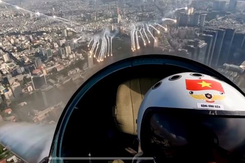 Mãn nhãn cảnh tiêm kích Su-30MK2 thả bẫy nhiệt rực rỡ, bay khoan xoắn trên bầu trời TP.Hồ Chí Minh