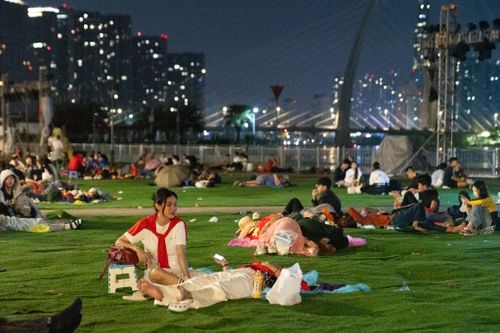 Bến Bạch Đằng 'đông như hội' rạng sáng ngày tổng duyệt
