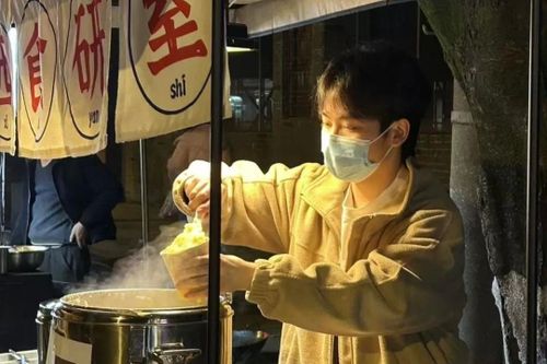 Chàng trai 24 tuổi từ chối học bổng tiến sĩ Mỹ để bán hàng rong