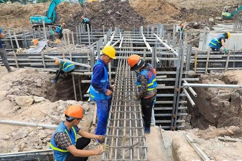 Công nhân tất bật thi công nhà ở xã hội trên 'khu đất vàng' của Thủ đô
