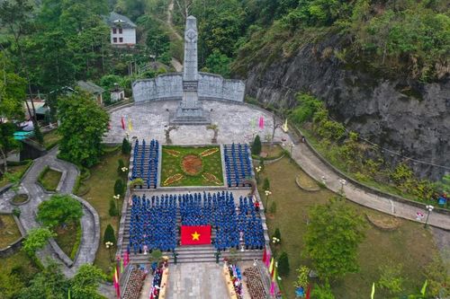 Ấn tượng Lễ chào cờ và hát Quốc ca tại Cột mốc Km0 - Cao Bằng