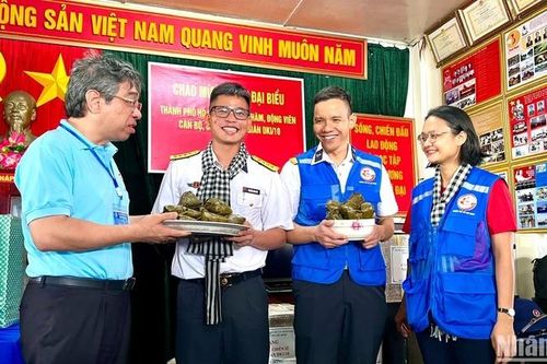 Thắm thiết tình quân dân đất liền và biển đảo