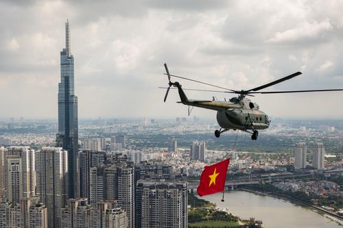 Hành trình đặc biệt máy bay trực thăng treo cờ, bay trên bầu trời thành phố Hồ Chí Minh, chào mừng Ngày thống nhất đất nước