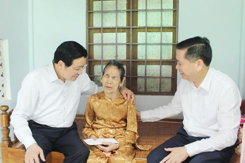 Trưởng Ban Nội chính Trung ương Phan Đình Trạc thăm, tặng quà người có công ở Quảng Trị