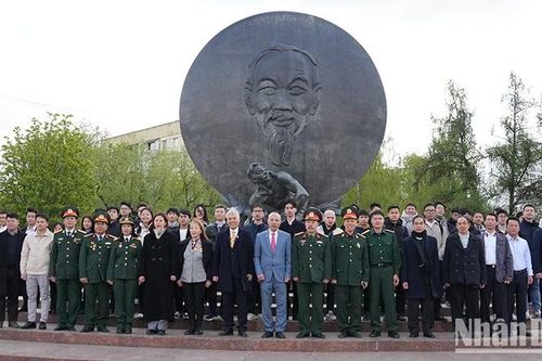 Kể chuyện về Đại thắng mùa Xuân năm 1975 bên tượng đài Bác Hồ ở Nga