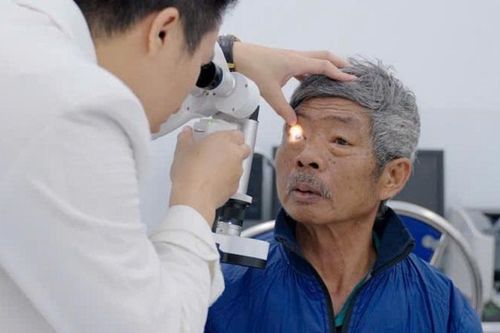 Ứng dụng công nghệ AI trong điều trị khúc xạ