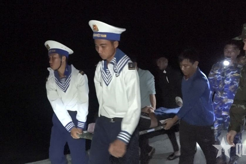 Bệnh xá đảo Song Tử Tây cấp cứu ngư dân tỉnh Bình Định bị giảm áp khi khai thác trên biển