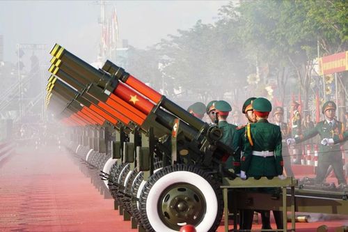 'Biển' người háo hức ngắm dàn đại bác khai hỏa