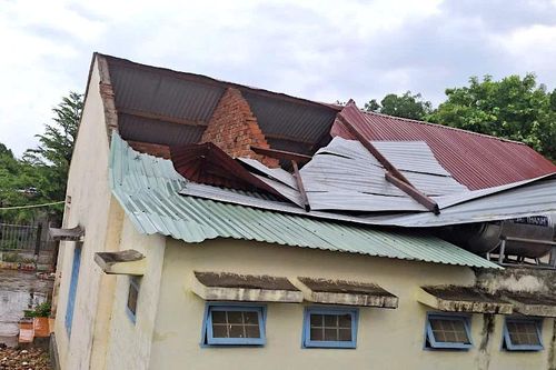 Bắc Tây Nguyên: Mưa lớn kèm gió lốc làm hư hỏng gần 80 căn nhà
