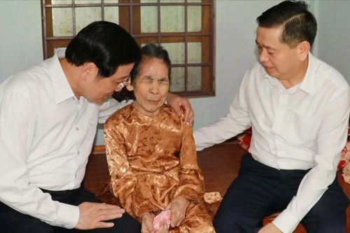 Trưởng Ban Nội chính Trung ương Phan Đình Trạc tặng quà gia đình chính sách ở Quảng Trị