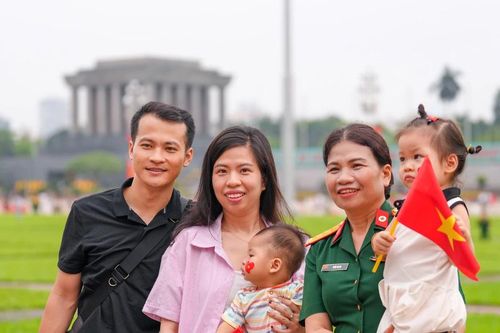 Quảng trường Ba Đình rực rỡ cờ đỏ sao vàng trong những ngày tháng Tư lịch sử