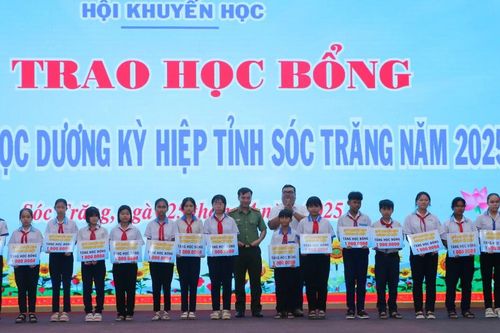 Sóc Trăng: Trao 240 suất học bổng cho học sinh nghèo, học sinh mồ côi