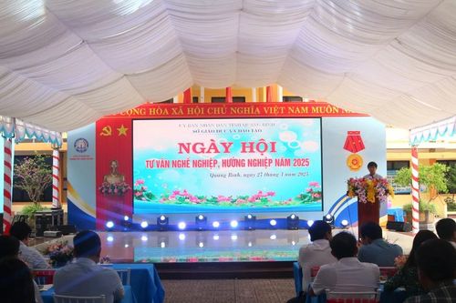 Sôi nổi Ngày hội tư vấn nghề nghiệp, việc làm cho học sinh Quảng Bình