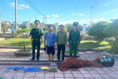 Đồn Biên phòng Đất Mũi phát hiện, xử lý nhiều phương tiện sử dụng kích điện khai thác thủy sản trái phép