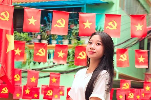 Giới trẻ Hà Thành 'đổ xô' chụp hình tại ngõ cờ hoa trước thềm đại lễ 30/4