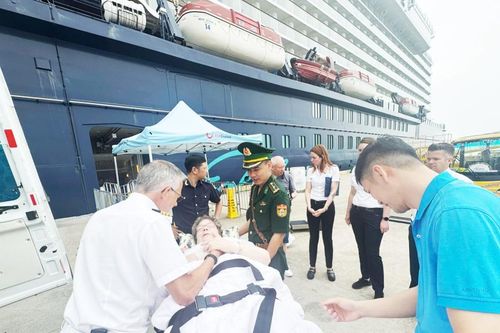 Bộ đội Việt Nam cứu hành khách ngã cầu thang trên tàu quốc tế