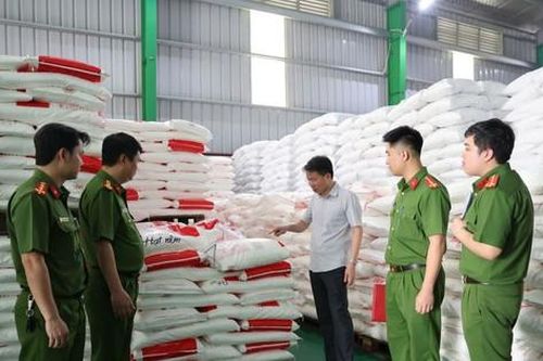 Đột kích xưởng sản xuất mì chính, dầu ăn, bột canh giả quy mô cực lớn