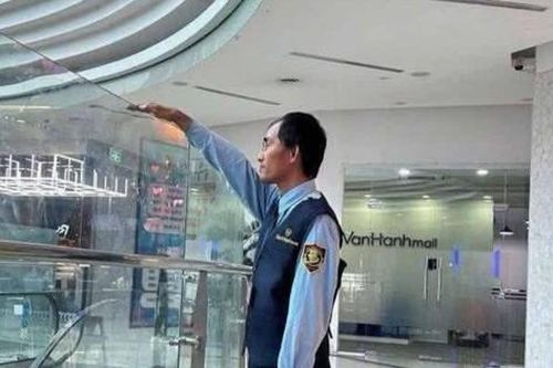 Bản tin 8H: Vạn Hạnh Mall ra thông báo khẩn sau loạt vụ tử vong do rơi lầu