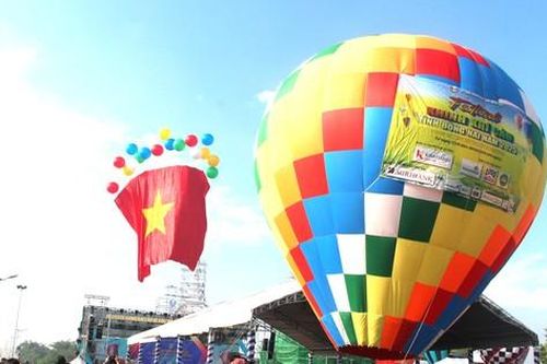 Hàng ngàn du khách 'check-in' tại Festival khinh khí cầu lớn nhất từ trước đến nay