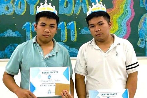 Anh em sinh đôi Hiền - Hậu cùng giành Huy chương Vàng Olympic Toán
