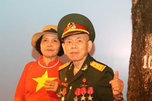 Ngồi thâu đêm chờ xem tổng duyệt diễu binh, cựu binh 81 tuổi nói 'đã mãn nguyện'