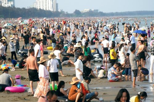 Biển Sầm Sơn đông khách dù chưa có nắng nóng