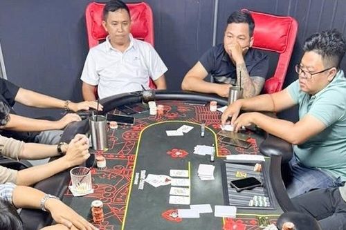Bắt quả tang 13 con bạc say sưa sát phạt qua ván bài Poker ở Cần Thơ