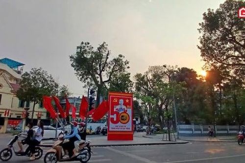 Hà Nội rực rỡ cờ hoa chào mừng ngày lễ 30/4 - 1/5