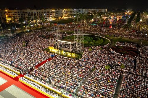 Du khách 'ken đặc' tại Lễ hội du lịch Sầm Sơn 2025