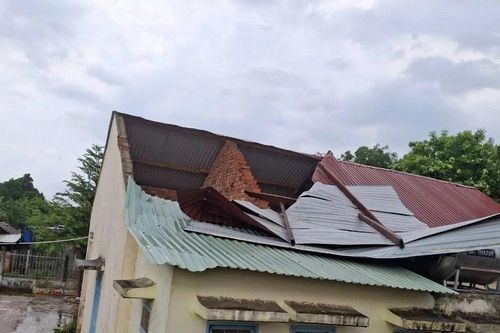 Hàng chục căn nhà ở Kon Tum bị tốc mái do mưa dông, gió lốc