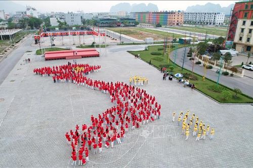 500 học sinh xếp hình bản đồ Việt Nam và lá cờ Tổ quốc bên bờ vịnh Bái Tử Long
