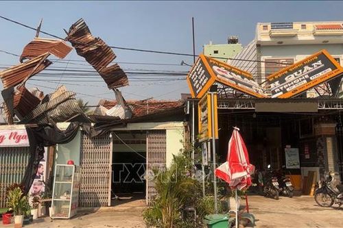 Dông lốc làm tốc mái nhiều ngôi nhà tại Gia Lai