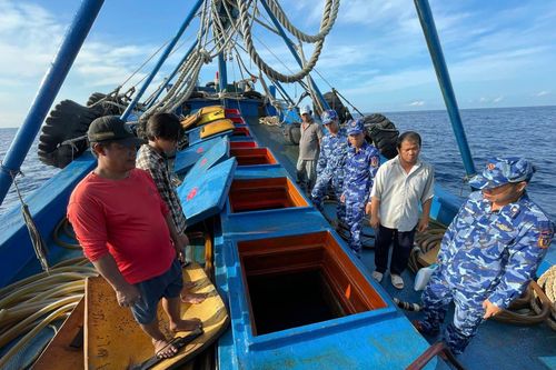 Bắt giữ tàu cá vận chuyển khoảng 70.000 lít dầu không rõ nguồn gốc trên biển Côn Đảo