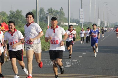 Trên 1.000 người tham gia giải chạy chào mừng 50 năm thống nhất đất nước