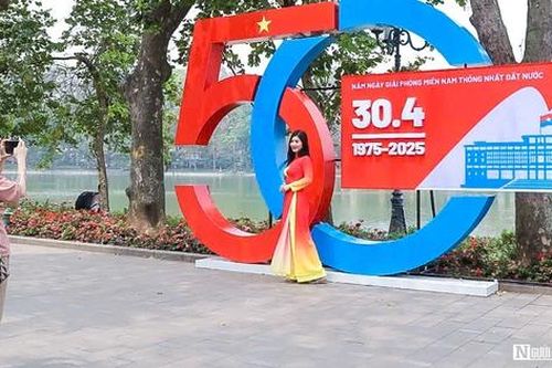 Hà Nội trang hoàng rực rỡ kỷ niệm 50 năm Giải phóng miền Nam