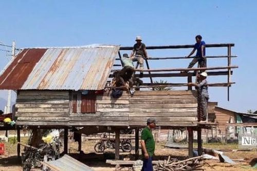 Khẩn trương khắc phục thiệt hại do mưa lớn nhiều nhà dân bị tốc mái