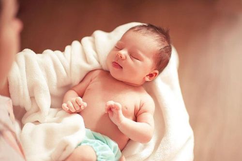Tại sao động vật mới sinh ra có thể đi được còn con người thì không?