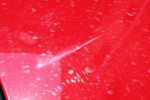 Ô tô mới tồn kho bị ố sơn, có nên mua?