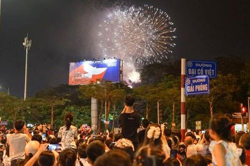Màn pháo hoa rực rỡ tại Công viên Thống Nhất mừng Ngày 30/4
