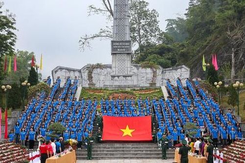 Ấn tượng Lễ chào cờ và hát Quốc ca quy tụ đông đảo học sinh tại Cột mốc Km0