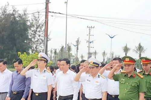 Lữ đoàn 126 tưởng niệm các chiến sĩ hy sinh tại Cửa Việt