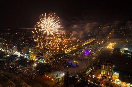 Màn pháo hoa tỏa sáng sắc màu Sầm Sơn