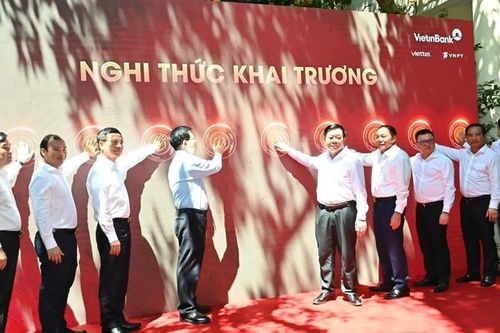 Khai trương Trung tâm Báo chí, phát hành bộ tem đặc biệt kỷ niệm 50 năm thống nhất đất nước