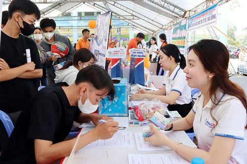 Ngày hội tư vấn, giới thiệu việc làm và trưng bày sản phẩm khởi nghiệp của thanh niên