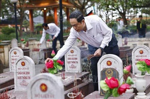 Chủ tịch Quốc hội Trần Thanh Mẫn dâng hương tri ân các Anh hùng liệt sĩ tại Quảng Trị