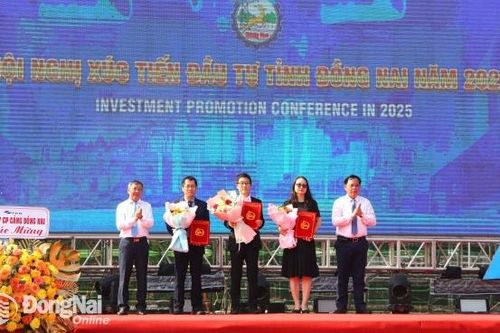 Trao giấy chứng nhận đầu tư cho 3 dự án FDI tại Lễ khai mạc Festival Khinh khí cầu và Xúc tiến đầu tư Đồng Nai năm 2025