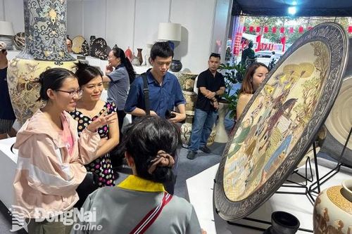 [Chùm ảnh] Người dân háo hức tham quan Festival Gốm Biên Hòa