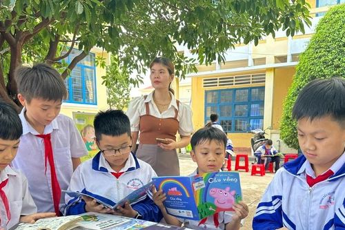 Xe Thư viện lưu động phục vụ gần 800 học sinh tại Kông Chro
