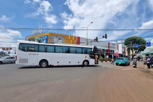 Pleiku: Đi bộ qua đường, người phụ nữ bị ô tô khách tông tử vong