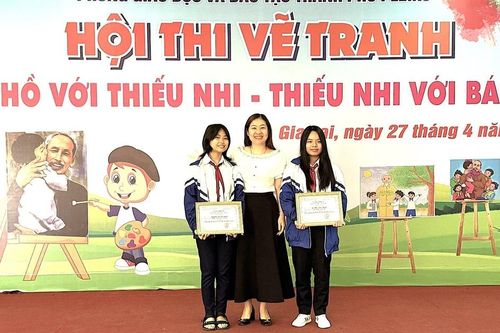 Thiếu nhi Pleiku thi vẽ tranh về Bác Hồ